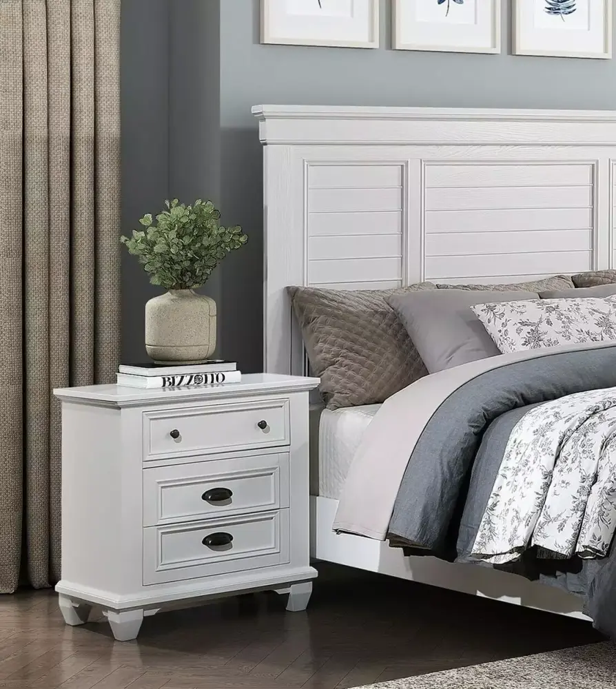 Timeless White Finish 4pc Queen Bedroom Set with Nightstand Dresser and Mirror