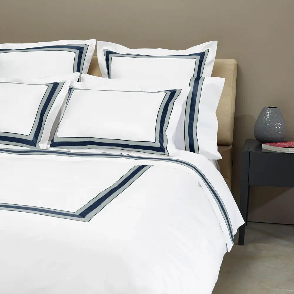 Dimora Duvet & Shams, White/Midnight Indigo