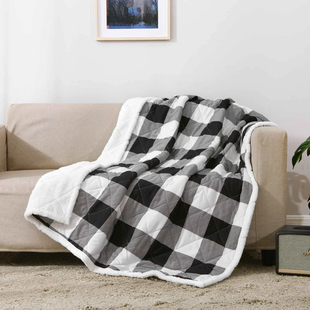 Quilted Throw Sherpa Backing, 50'' x 70'' onyx and White Buffalo Plaid)